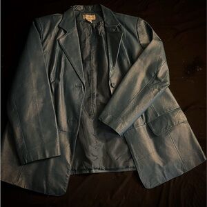 Excellent condition. Comes from a smoke/pet free home.
Genuine leather.